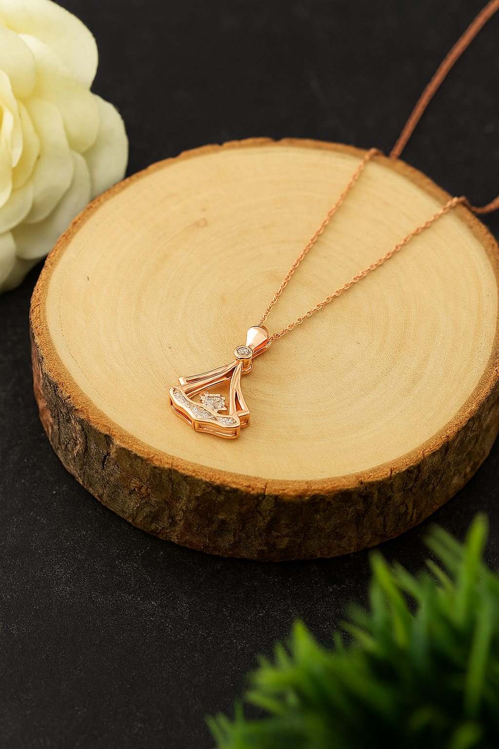 Elegant Fan Pendant Necklace