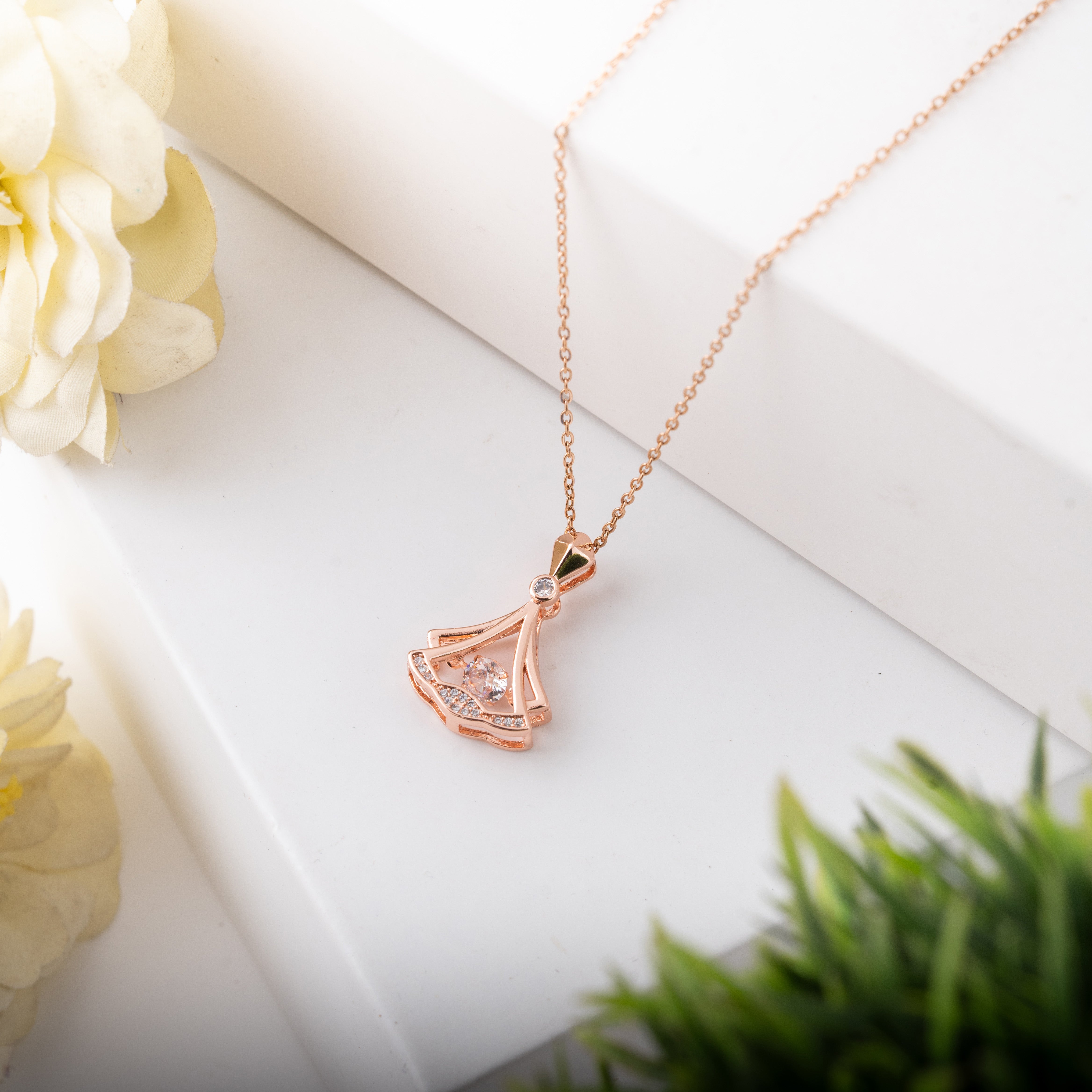 Elegant Fan Pendant Necklace